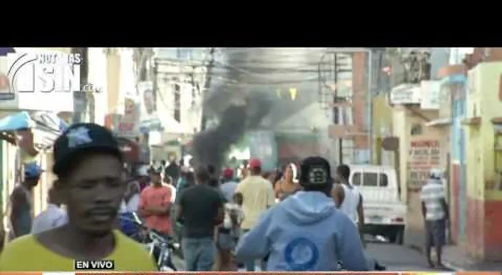 Huelga en Capotillo por muerte de joven alegadamente por agentes DNCD  (VIDEO)