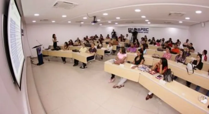 Mitur ofrece charla Turismo de Salud a estudiantes de APEC