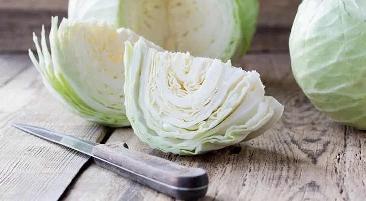 Beneficios del jugo de repollo o col para mejorar la salud intestinal