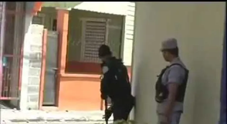 Momento en que le dan un tiro a un policia en protestas SFM