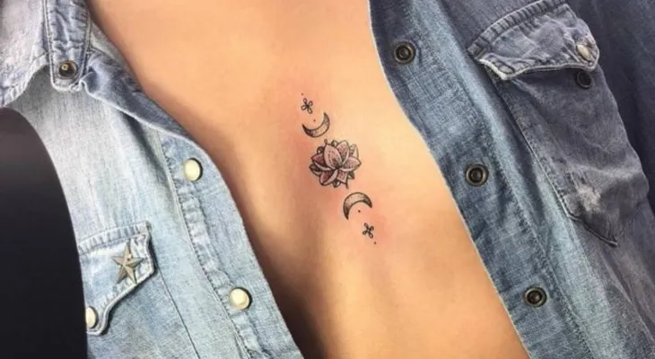 El tatuaje de flor de loto, símbolo de la tradición hindú; significado
