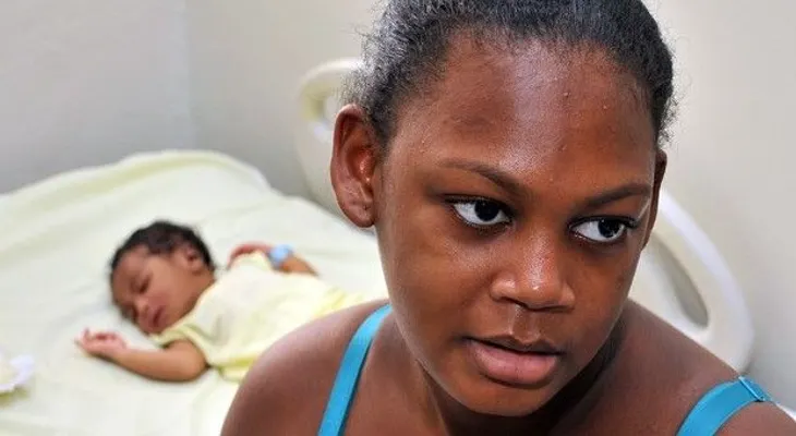 Madre de bebé dio a luz habibante número 10 millones seguirá hospitalizada