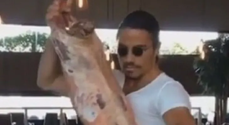 El famoso chef "Salt Bae" revoluciona Instagram al bailar con un cerdo (muerto)