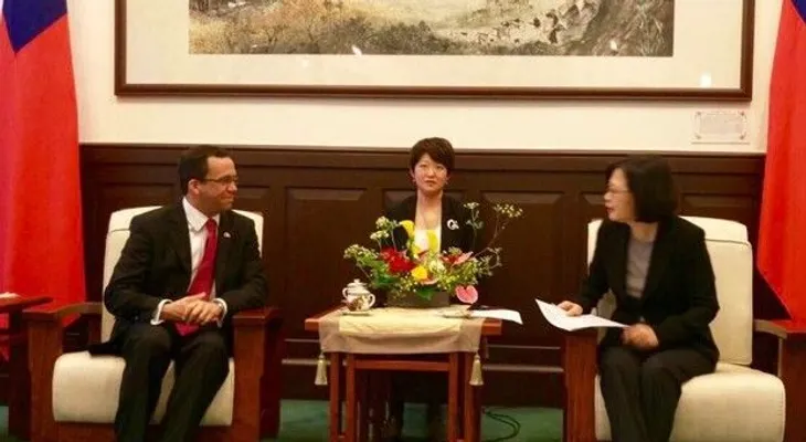 Navarro se reúne con la presidenta de Taiwán