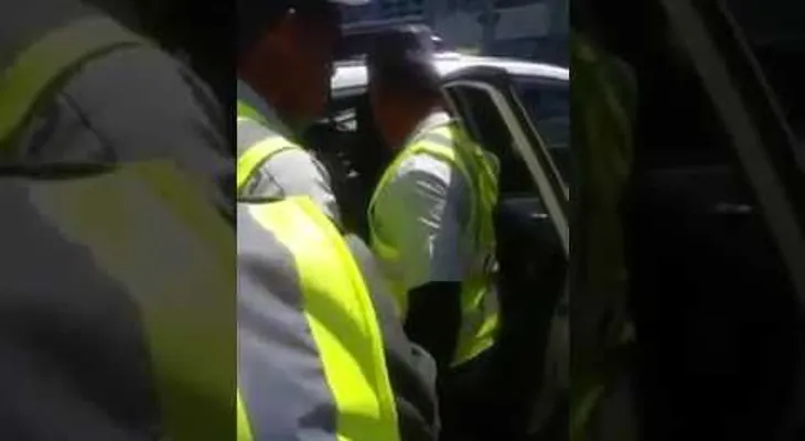 Agentes de AMET salvan niña de morir asfixiada dentro de vehículo (VIDEO)