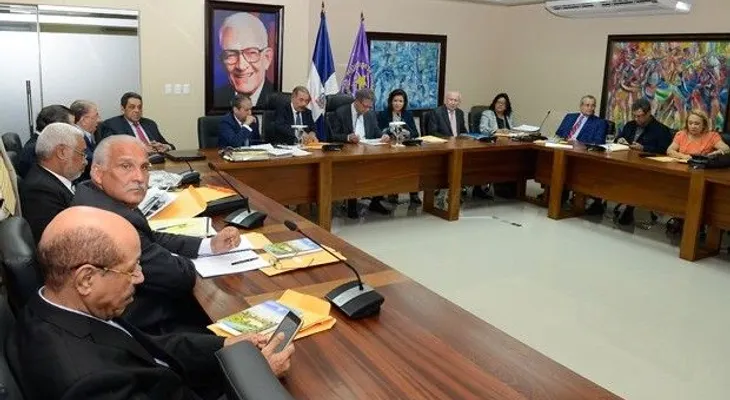 PLD reduce a cuatro aspirantes a alcaldía