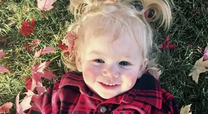 El drama de Ivy Angerman, la niña con una rara enfermedad, que no debe llorar, nadar, bañarse ni transpirar