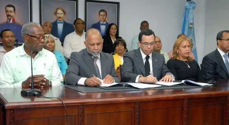 Ratifican profesores recibirán 10% de aumento salarial; Miner y ADP firman acuerdo 