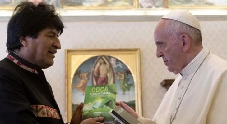 Evo Morales le regala al Papa libros sobre los beneficios de la cocaína