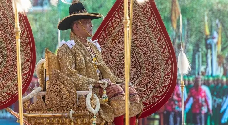 En medio del coronavirus, rey de Tailandia se aisla en un resort con un harén de 20 mujeres