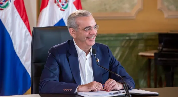 Abinader defiende su gestión en vivienda y titulación: "No les gusta que comparen 6 contra 20"