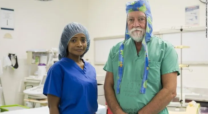Los secretos de los doctores que separaron a los siameses McDonald