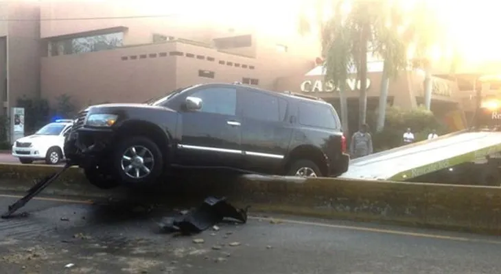 Joven se accidenta y sube jeepeta al muro que divide la Máximo Gómez