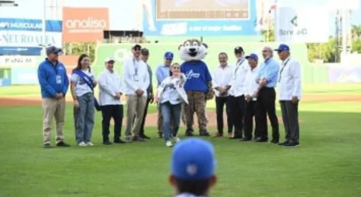 Embajadora de EE.UU., Leah Francis Campos, lanza la primera bola en el partido Tigres del Licey y Leones del Escogido