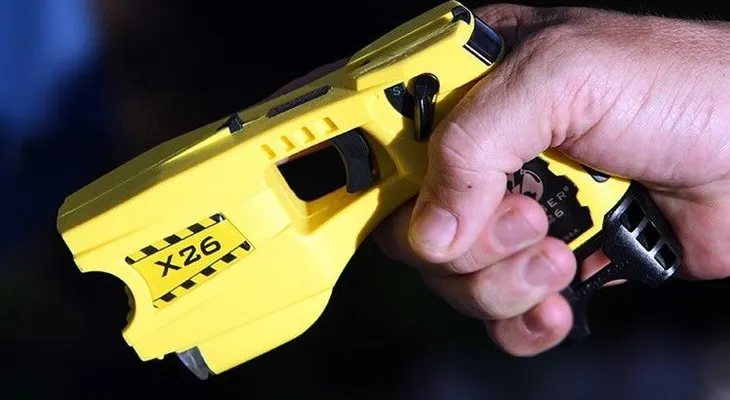 EE.UU.: Un niño pregunta a un policía cómo funciona su 'taser' y este lo electrocuta