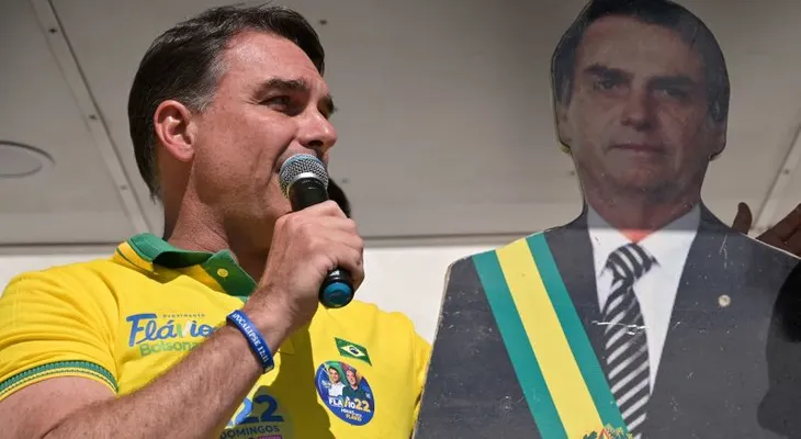 Flávio Bolsonaro se autoproclama "líder de Brasil" y llama a sus seguidores a mantener la "lucha por la democracia"