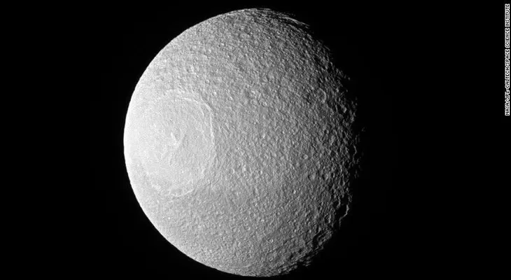 ¿Por qué los fans de Star Wars; están enloqueciendo con esta luna de Saturno?
