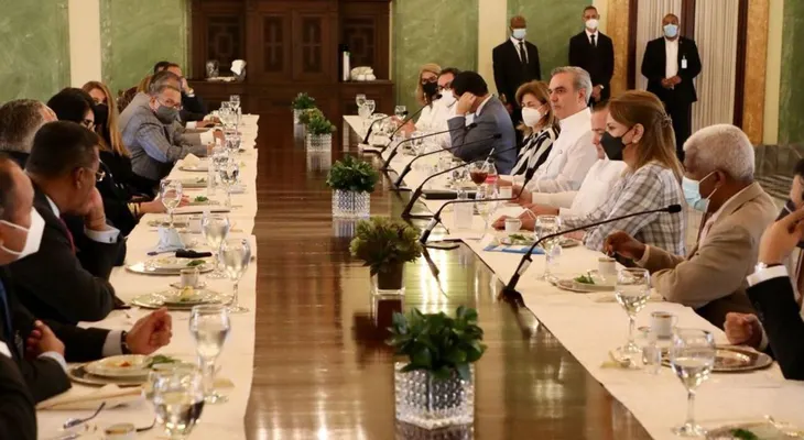 Abinader pide a ejecutivos de medios apoyar la jornada de vacunación