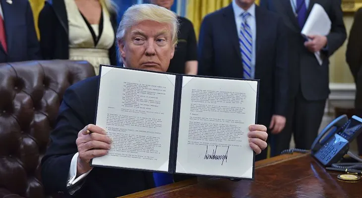Trump firma 3 nuevos decretos sobre ISIS, seguridad nacional y cabildeo