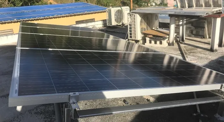 Cansado de la falta de electricidad en Puerto Rico, este hombre construyó su propio sistema de energía solar