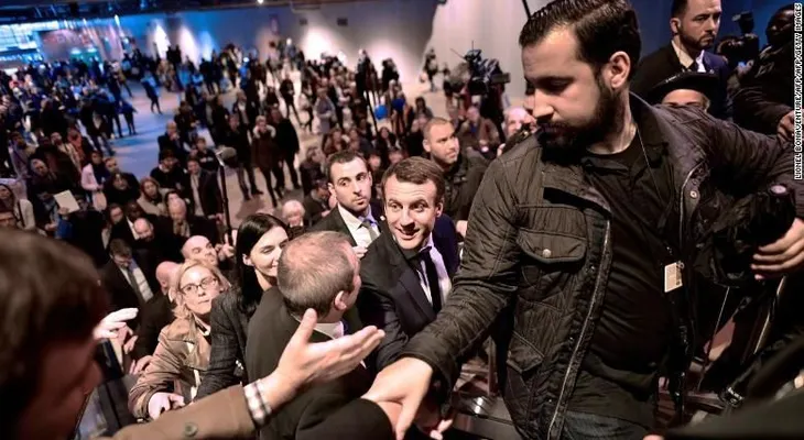Macron despide a su guardaespaldas por comportamiento violento en protestas de París