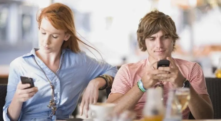 El último enemigo de las relaciones: el phubbing