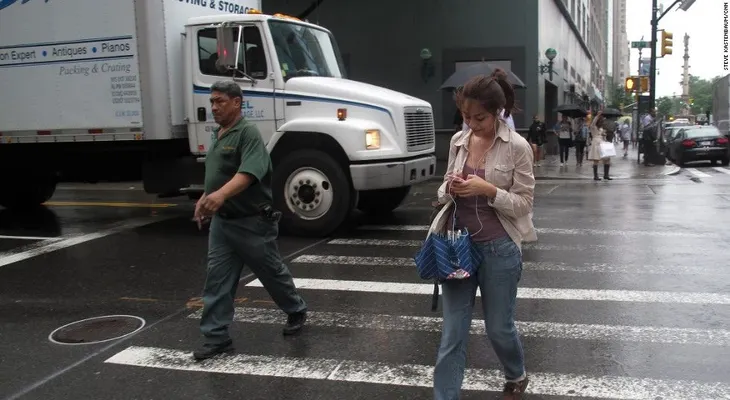 Esta ciudad prohíbe que mires tu celular mientras cruzas la calle