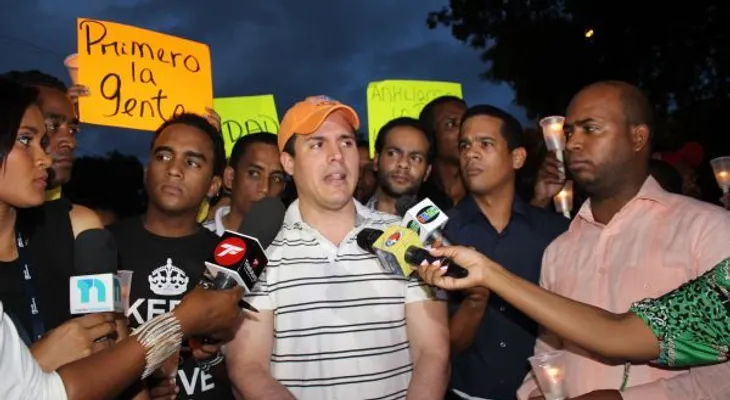 Jóvenes del PRD realizan vigilia en busca de la unidad