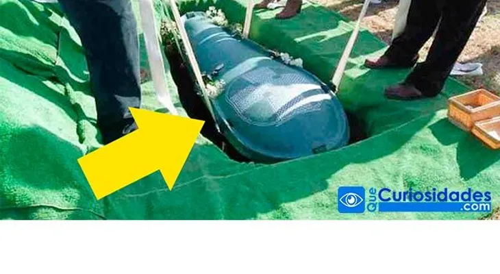 Un marido avaricioso exige a su mujer que lo entierre con todo su dinero y llega el día de su muerte