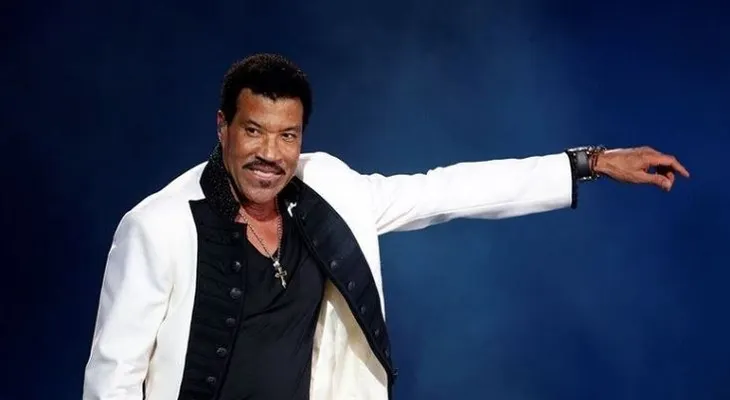 "Decir 'I love you' nunca va pasar de moda", dice Lionel Richie
