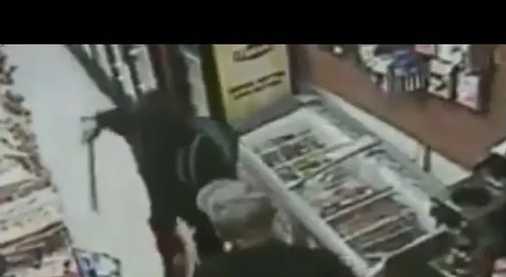 Intentan asaltar una tienda con machetes, pero se encontraron con una gran sorpresa (VIDEO)