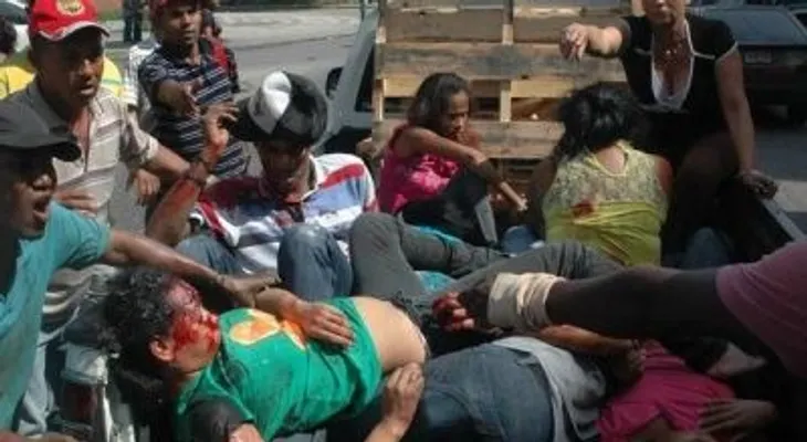 Tres heridos en aparatoso accidente entre patana y carro en la 30 de Mayo
