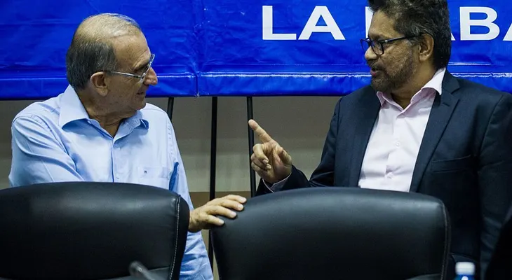 FARC anuncian que suspenden estudio de diálogos de paz por ataque del ejército en Meta