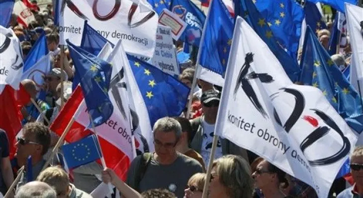 Miles de polacos protestan contra el gobierno