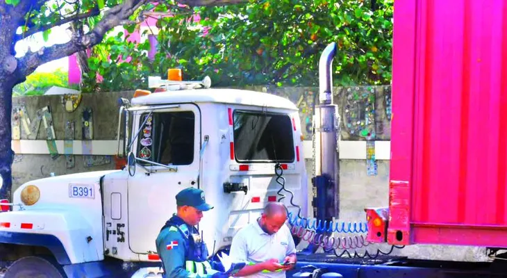 Antonio Marte insiste en que vehículos pesados circulen solo de noche tras accidente en el Malecón