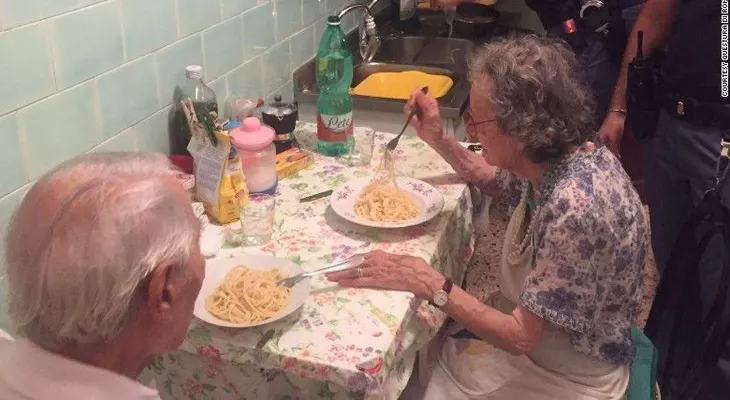 Policías italianos cocinan pasta para una pareja de ancianos que se sentían solos