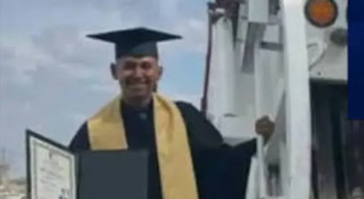 Joven se gradúa de abogado tras cinco años recogiendo basura