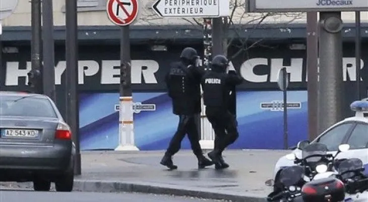 Atacante amenaza con matar a rehenes si atacan hermanos 