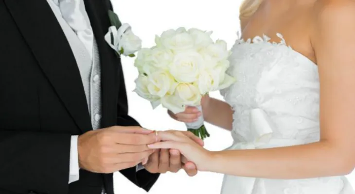 Matrimonio entre hombre feo y mujer atractiva son más felices, según estudio