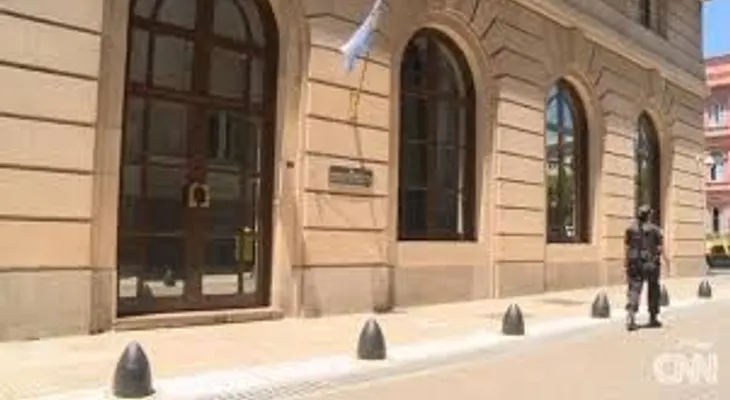 Interpol publica alerta azul para solicitar a exagente de inteligencia argentino