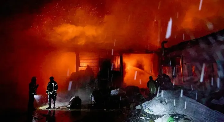 Suben a 14 los fallecidos por ataque ruso a centro comercial en Krivói Rog