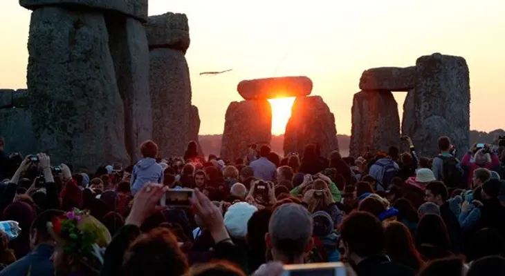 Miles celebran el solsticio de invierno en Stonehenge