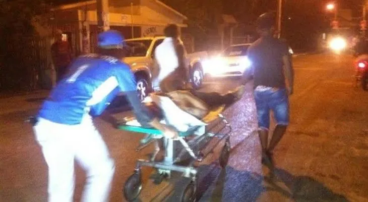 Familiares trasladan paciente a pie en camilla desde hospital a clínica, porque el centro se negó