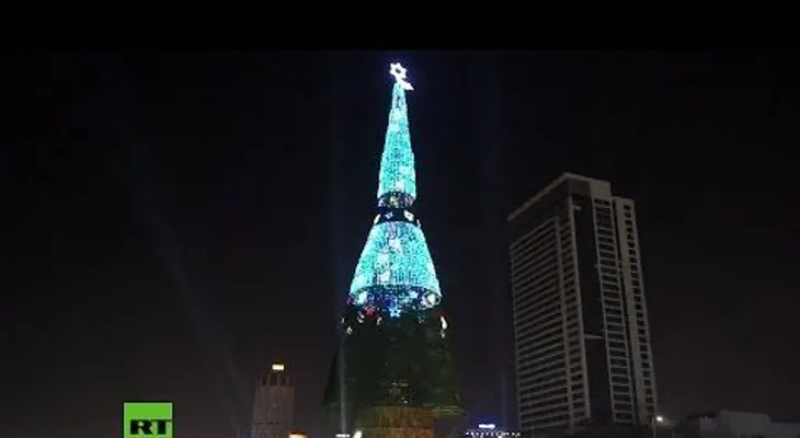 Sri Lanka dice haber armado el árbol navideño artificial más alto del mundo