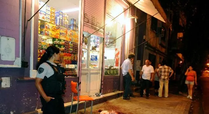 Comerciante dice haber sido asaltado por policías