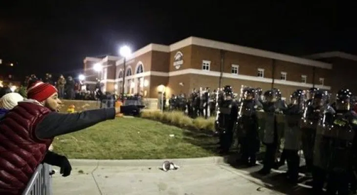 Sin acusación contra policía que mató un negro, el caos llena calles de Ferguson