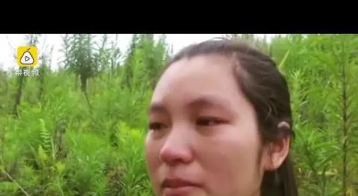 Un padre prepara a su hija con una terrible enfermedad jugando con ella en su futura tumba