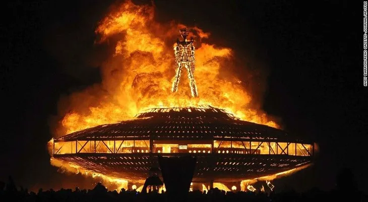 Muere hombre que se lanzó a las llamas en el Festival 'Burning Man'