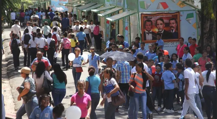 Consideran favorable primer día de la Feria Internacional del Libro Santo Domingo 2015