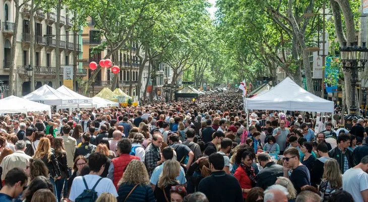 Furgoneta atropella a una multitud en la Rambla en Barcelona
